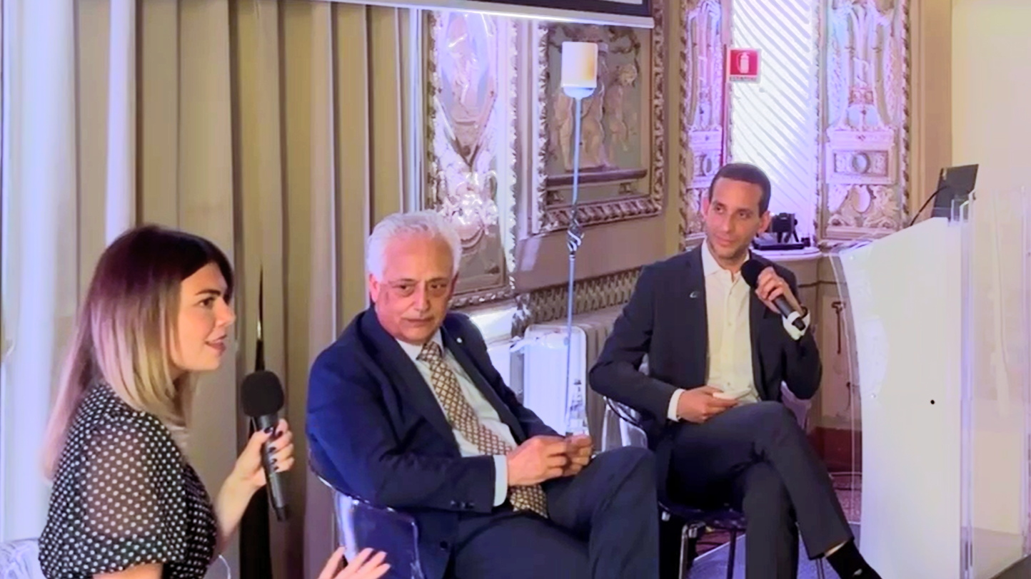 Tiago R. Felix participating in a roundtable.